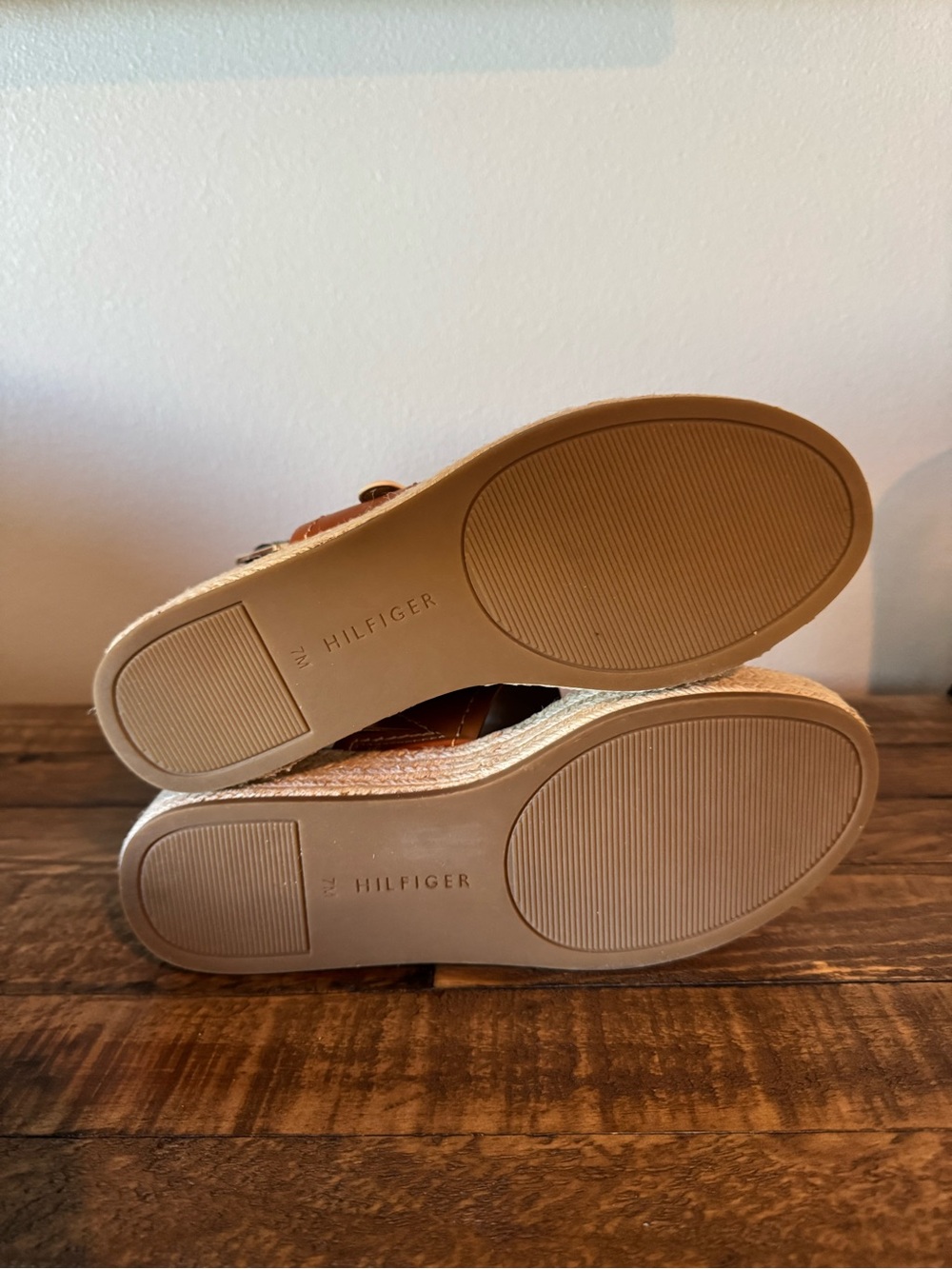 Tommy Hilfiger Black and Brown Platform Espadrille Sandals with Gold Accent NWOB - Picture 6 of 7